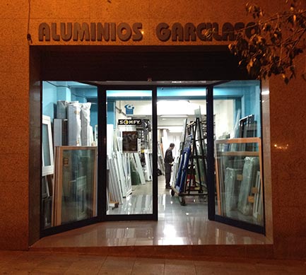 aluminios garcilaso, barcelona, carpinteria, aluminio, instalaciones, entrada