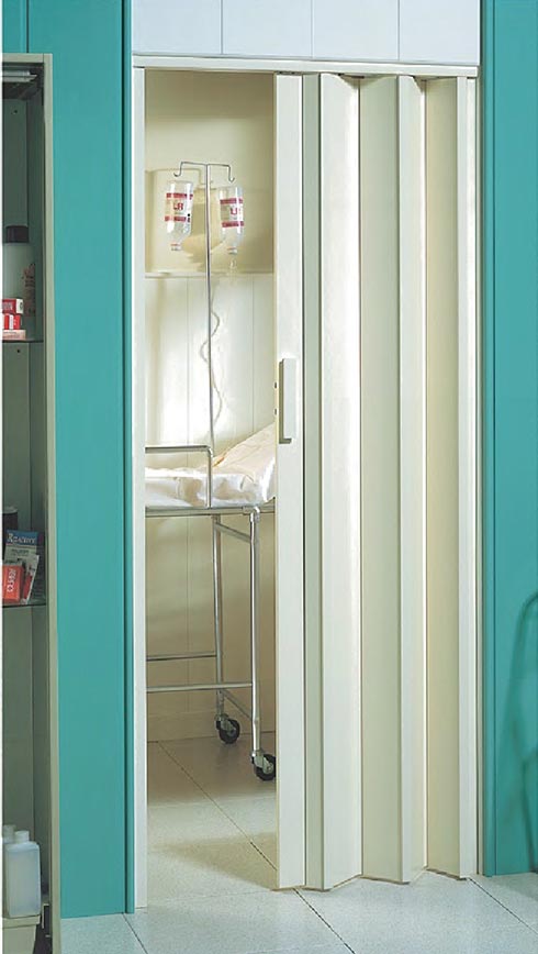 Aluminios Garcilaso, Productos - Puerta plegable de PVC con vidriera