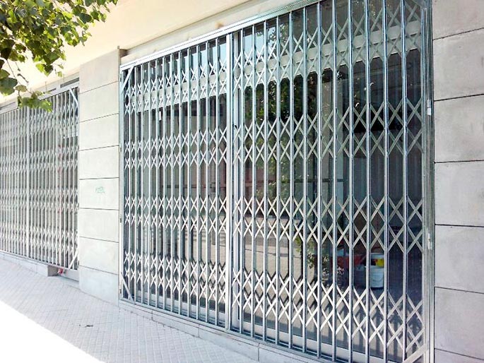 Puerta corredera de aluminio de salida a patio con cierre de seguridad  multipunto cerca de Barcelona